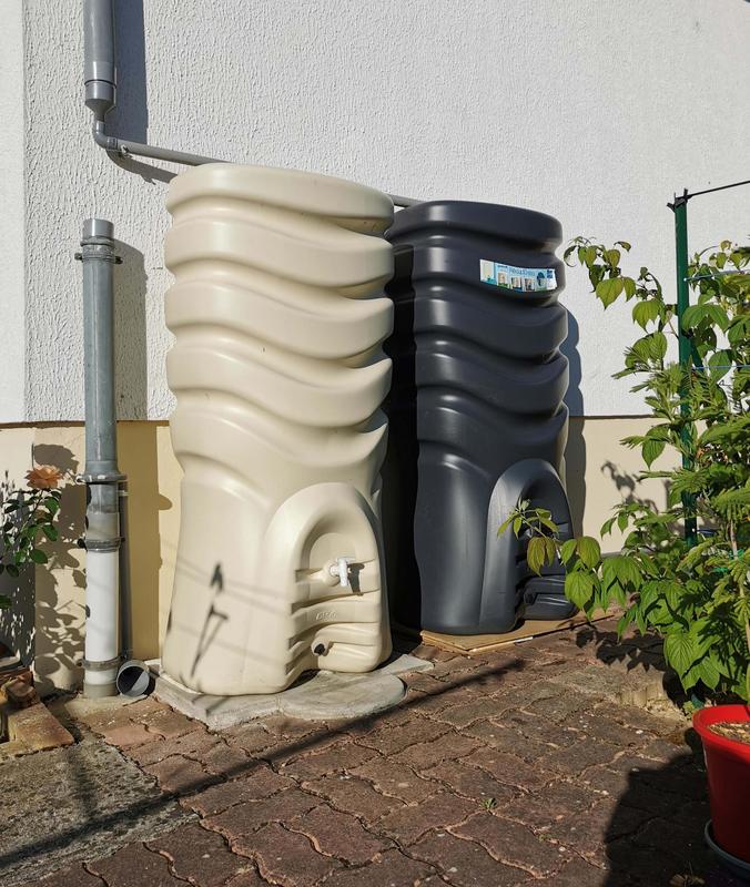 Deux recuperateurs eau de pluie de 300 litres et de marque EDA